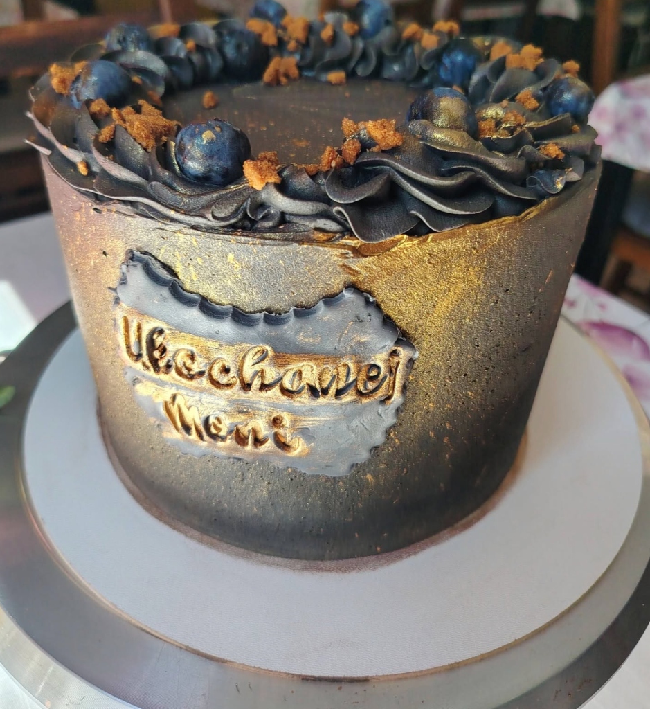 Tort czekoladowy ze zdobieniem