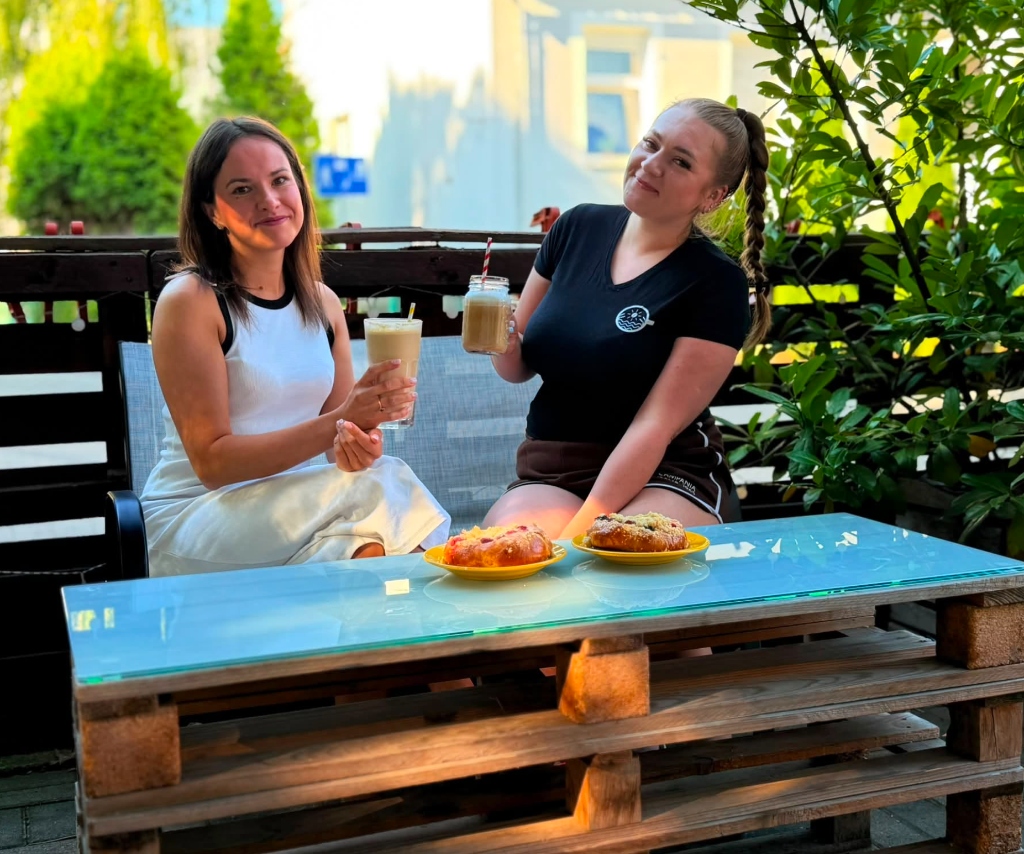 Uśmiechnięte klientki w Kawiarence Bajkał