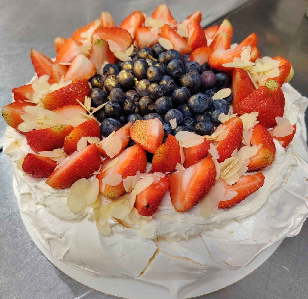 Tort owocowy Pavlova